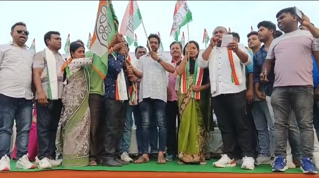 বিরোধী দলে ভাঙ্গন, তৃণমূলে যোগদান ৬ নির্দল সদস্যসহ দু'হাজার কর্মীর