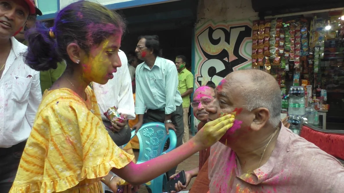 বসন্ত উৎসবে কচিকাচাদের সঙ্গে রং মাখলেন মন্ত্রী চন্দ্রনাথ