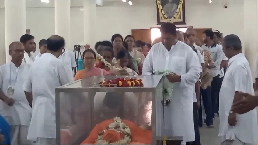 প্রয়াত স্বামী স্মরণানন্দ: শেষ শ্রদ্ধা জানাতে বেলুড়ে অগণিত ভক্ত