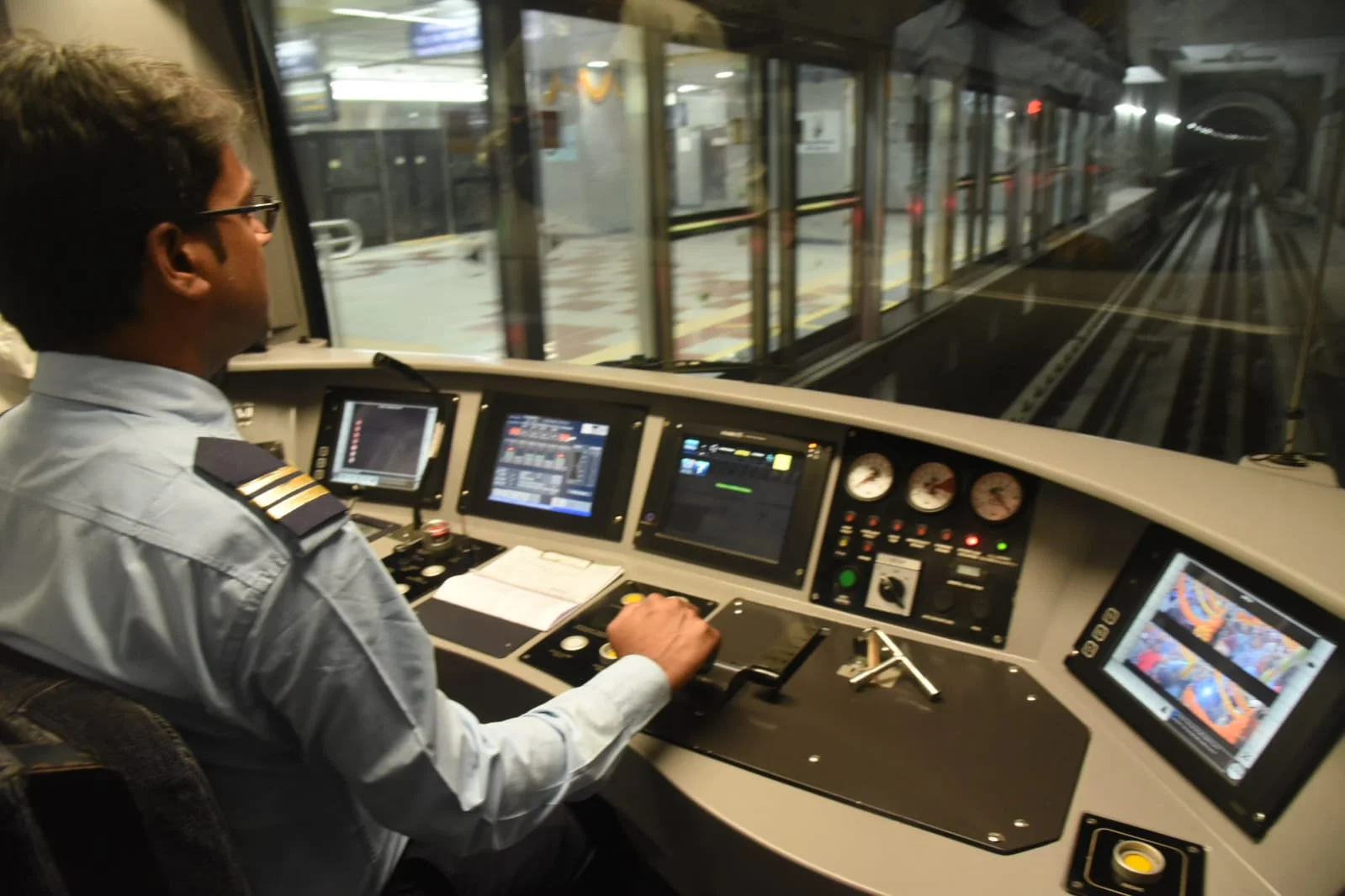 গঙ্গার তলা দিয়ে চালু হল মেট্রো পরিষেবা, উদ্বোধন প্রধানমন্ত্রীর