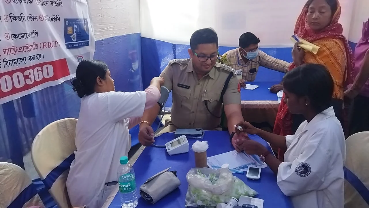 জয়নগর থানার উদ্যোগে স্বাস্থ্য শিবিরে রক্ত দিলেন পুলিশ সুপার