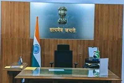 রাজাও আছে, রাজার মুকুটটাও আছে; শুধু সেই মুকুটটা পড়ার সময় নেই রাজার