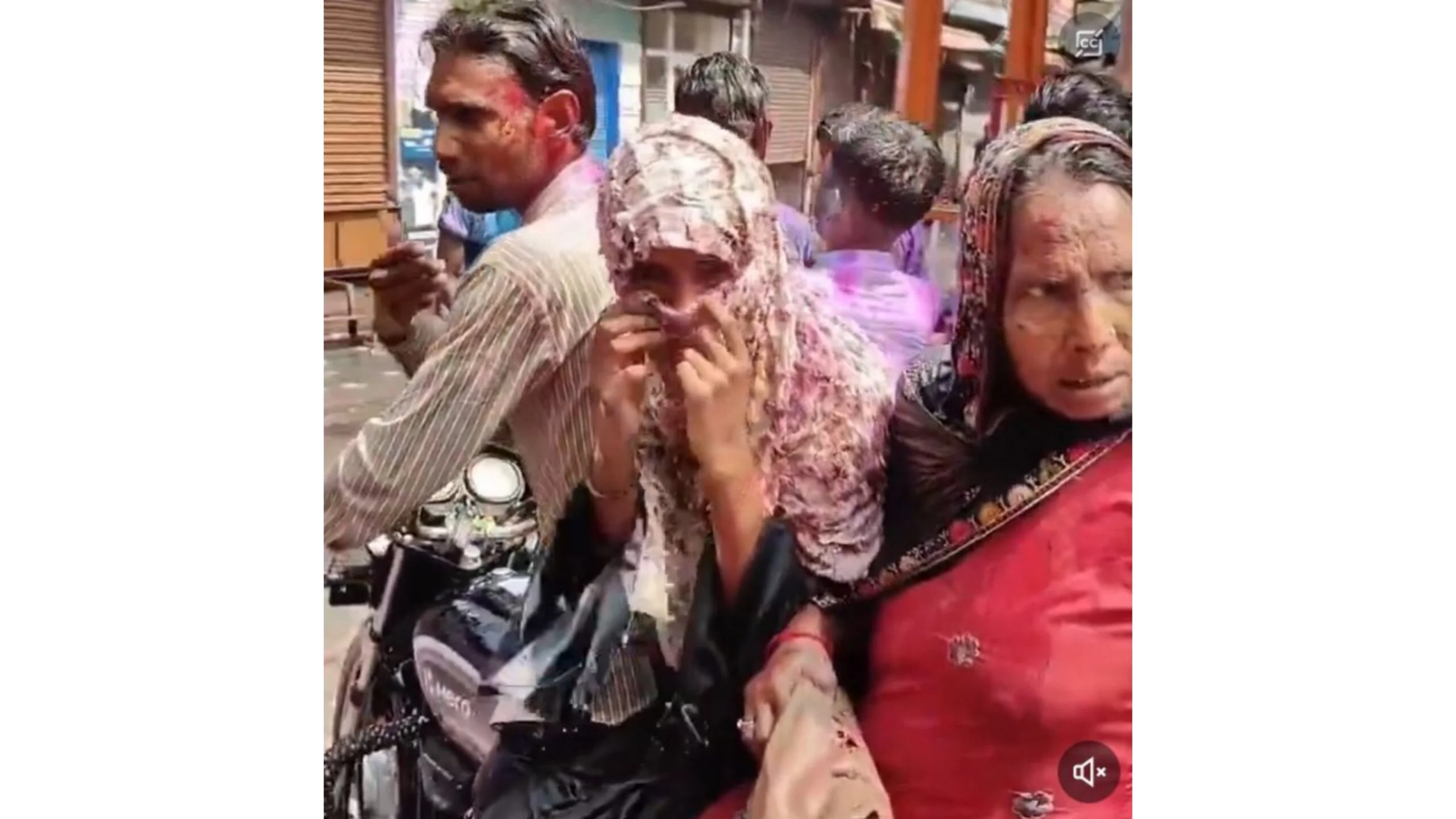 ভাইরাল ভিডিয়ো: জোর করে গায়ে রং, উত্তরপ্রদেশে হেনস্থা মুসলিমদের