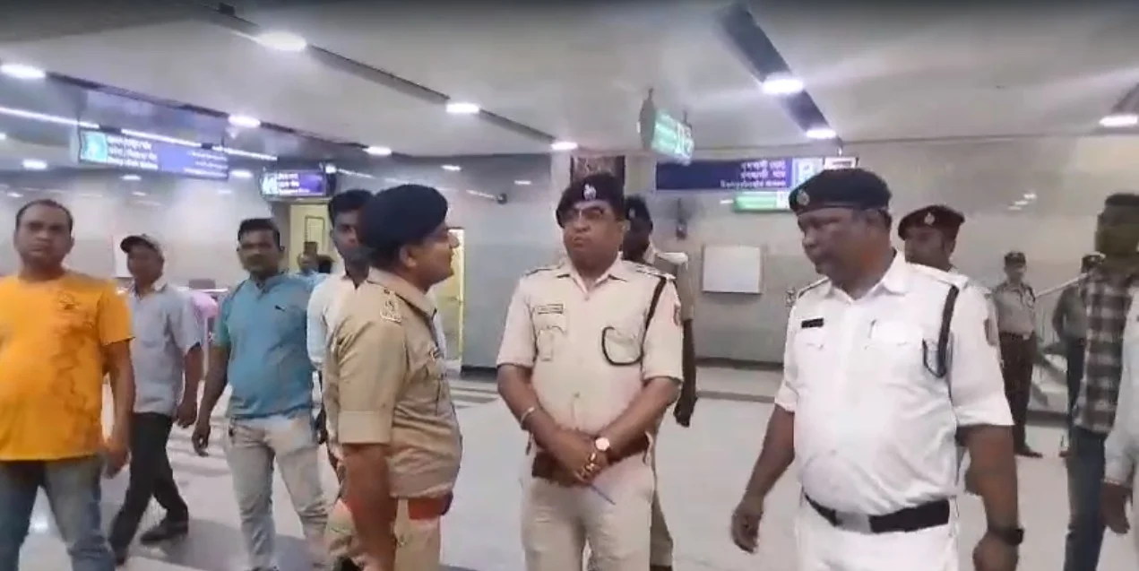 গঙ্গার নীচ দিয়ে আজ থেকে শুরু হলো মেট্রো পরিষেবা, খুশি যাত্রীরা