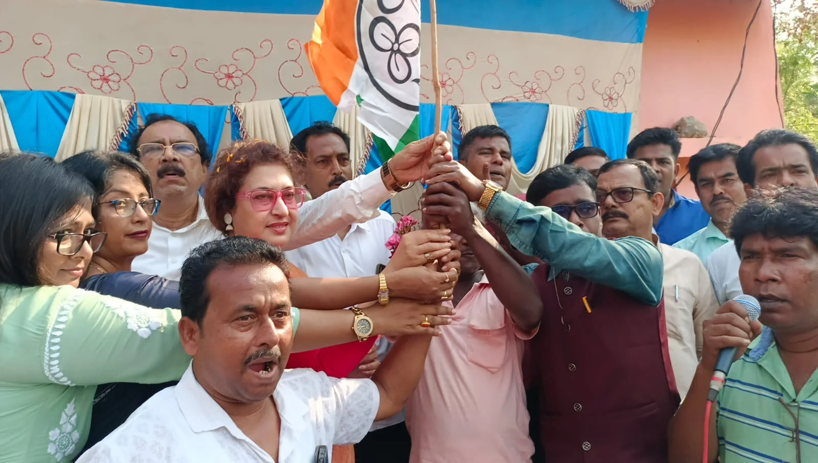 শতাব্দী রায়ের রবিবাসরীয় প্রচারে জমজমাট, নায়িকার মনমোহনী আকর্ষণ এখনও অটুট