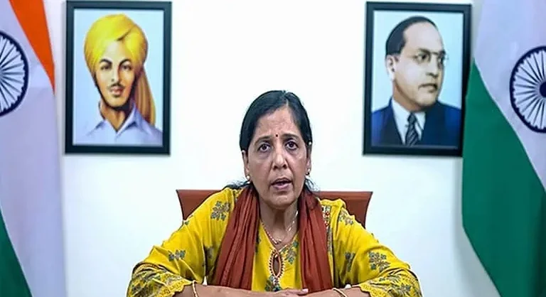 'আবগারি দুর্নীতির টাকা কোথায়? আগামীকাল আদালতে সত্যিটা জানাবে আমার স্বামী', বিস্ফোরক কেজরিওয়ালের স্ত্রী সুনীতা