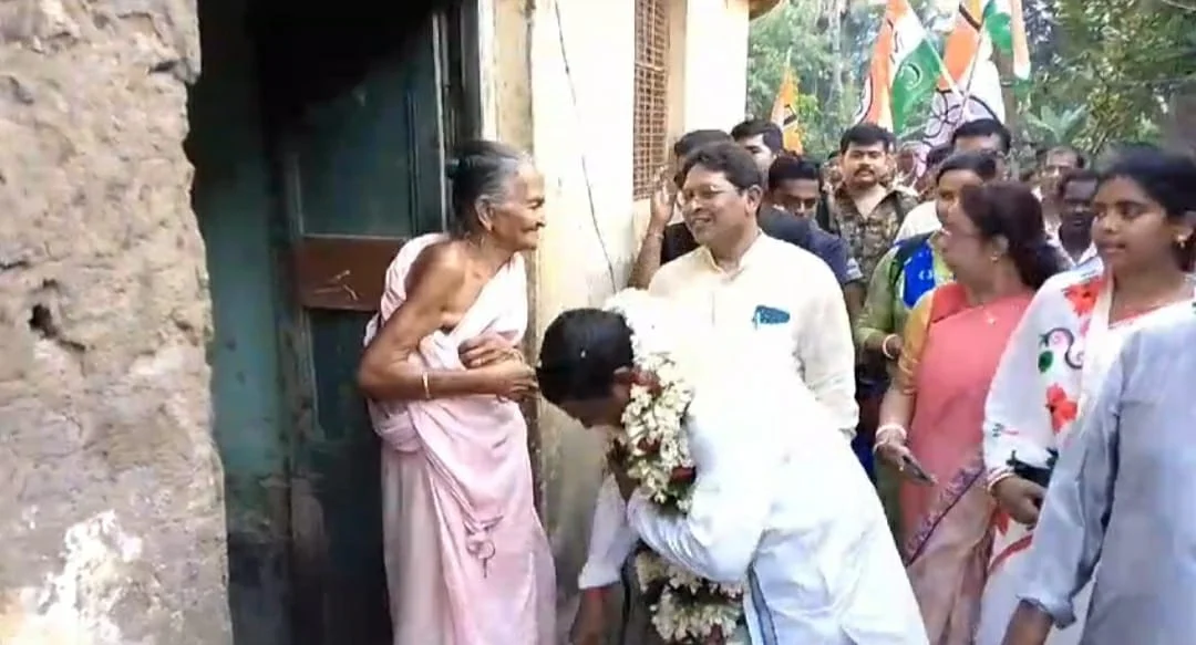 মথুরাপুর লোকসভা কেন্দ্রের তৃণমূল কংগ্রেসের প্রার্থী বাপি হালদারের অভিনব জনসংযোগ