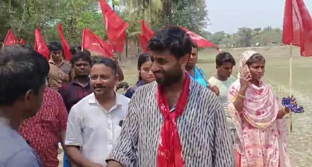 চৈত্রের গরমে প্রচার সারলেন যাদবপুর কেন্দ্রের বাম প্রার্থী সৃজন ভট্টাচার্য