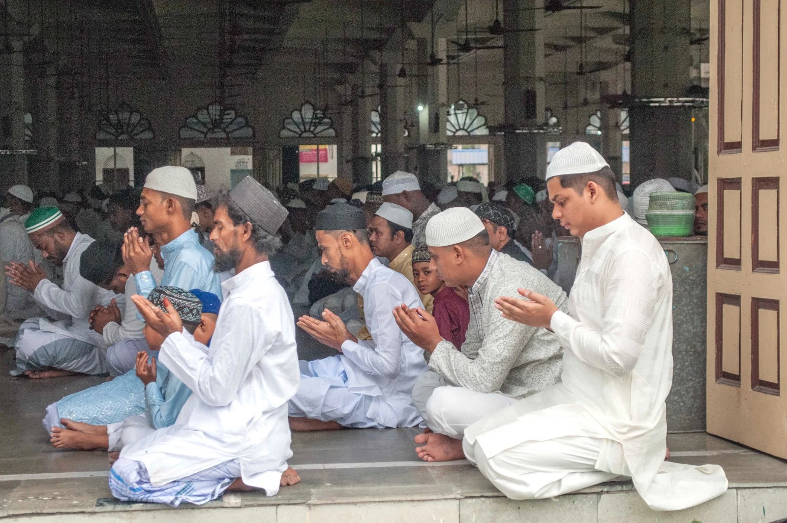 নিবরা ইজতেমা মসজিদে পালিত খুশির  ঈদ, নামায পড়লেন  চার হাজারের বেশি মুসল্লি