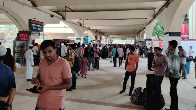 প্রিয়জনের সঙ্গে ঈদ কাটাতে গ্রামে ছুটছেন ঢাকাবাসী, ট্রেন-বাস-লঞ্চে ব্যাপক ভিড়