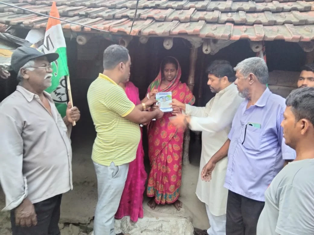 বাংলা আবাসের ঘরের অঙ্গীকার নিয়ে কামদুনির দুয়ারে দুয়ারে তৃণমূল