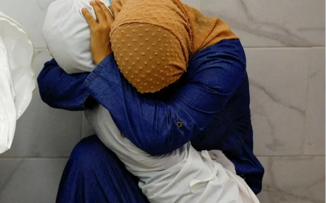 ভাতিজির দেহ বুকে জড়ানো ফিলিস্তিনি নারীর ছবি জিতল আন্তর্জাতিক সেরা পুরস্কার