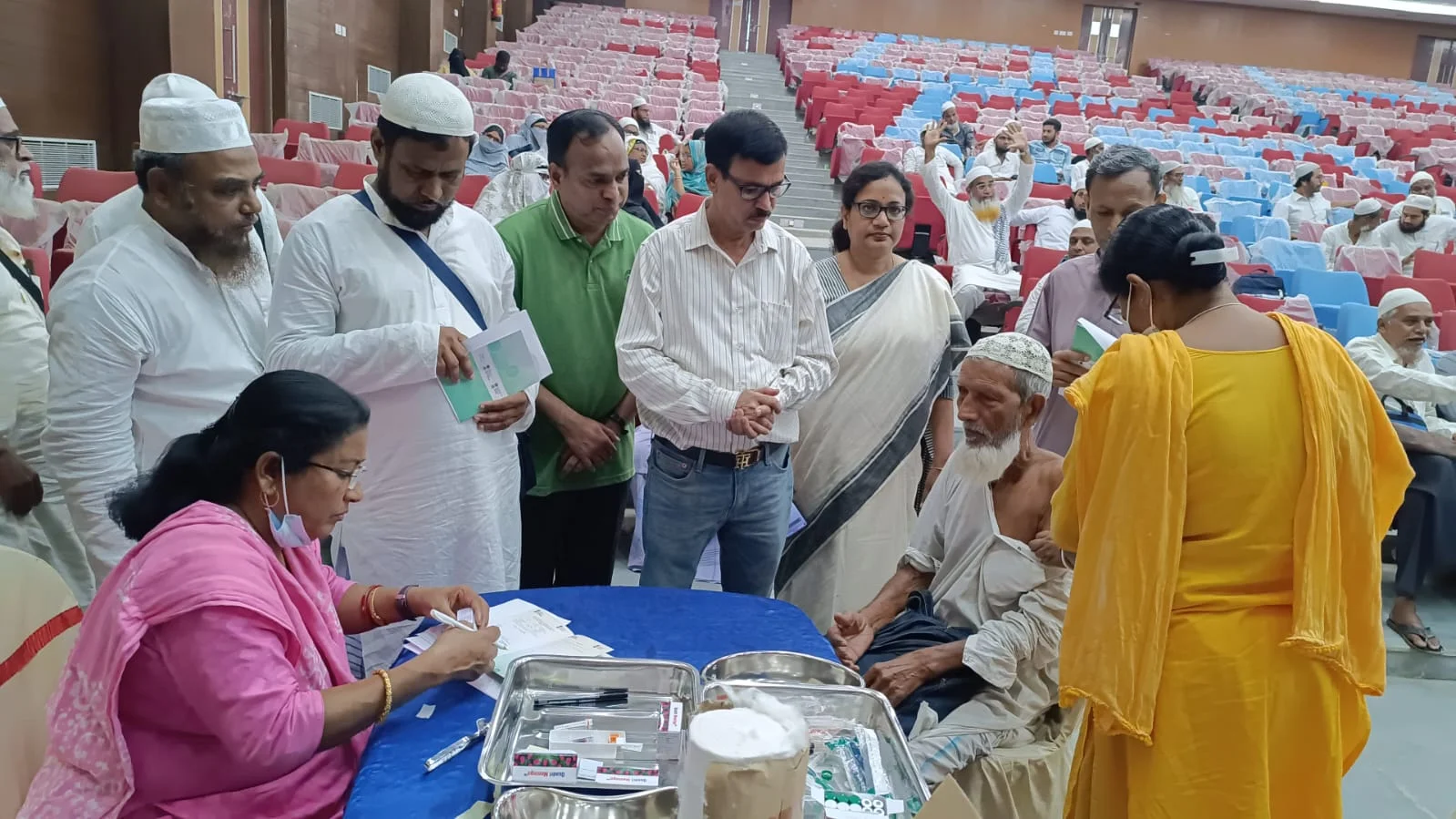স্বাস্থ্য পরীক্ষা ও ভ্যাকসিন দেওয়া হল হজযাত্রীদের