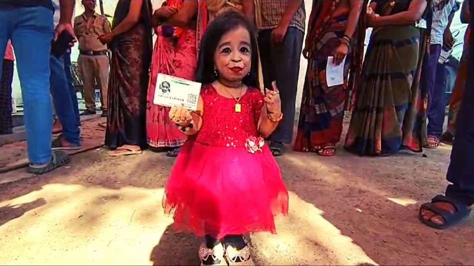 ভোট দিলেন বিশ্বের সবচেয়ে কম উচ্চতার মহিলা জ্যোতি আমগে