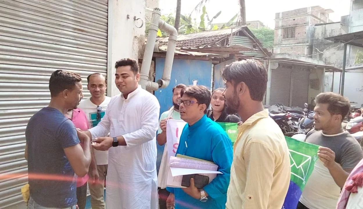 দেরিতে হলেও প্রচারে বসিরহাটের আইএসএফ প্রার্থী, জনসংযোগে এগিয়ে হাজী নুরুল