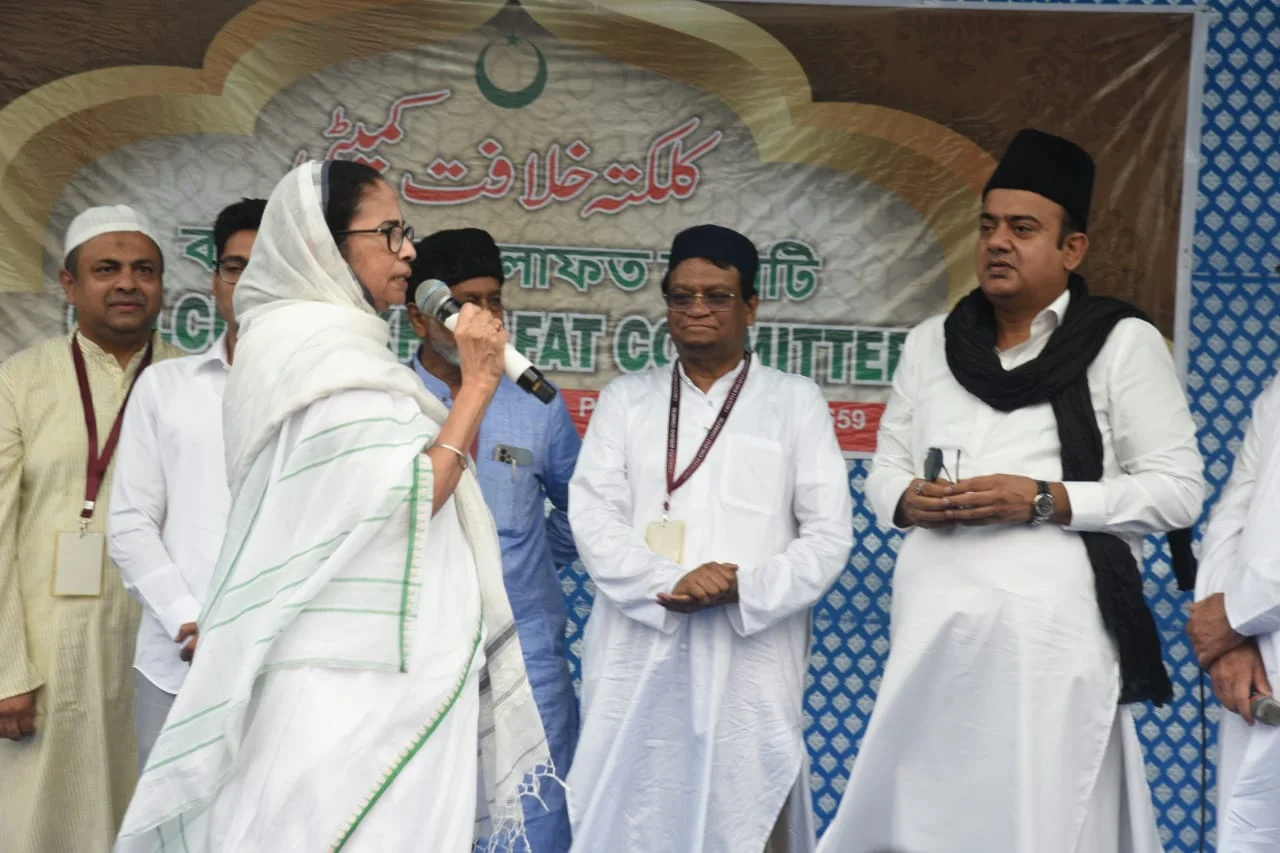 রেড রোডে ঈদের নামায,  ফুটে উঠল সম্প্রীতির চিহ্ন
