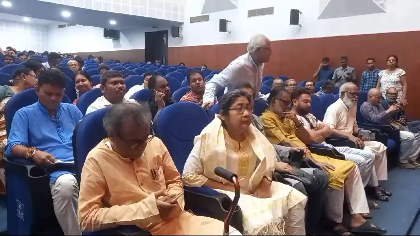 মোদি হটাও'-র ডাক বুদ্ধিজীবীদের গণমঞ্চে'র, বালির রবীন্দ্র ভবনে হাজির শিল্পী, সাহিত্যিক, বুদ্ধিজীবীরা