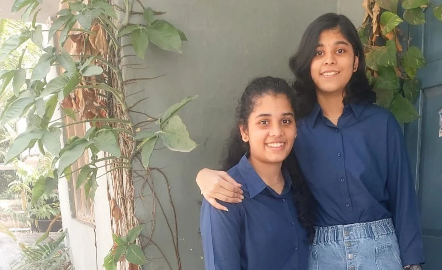 আশ্চর্য ঘটনা! যমজ দুই বোনের দশম ও দ্বাদশের পরীক্ষার মার্কশিটেও নাম্বার স্কোর একই