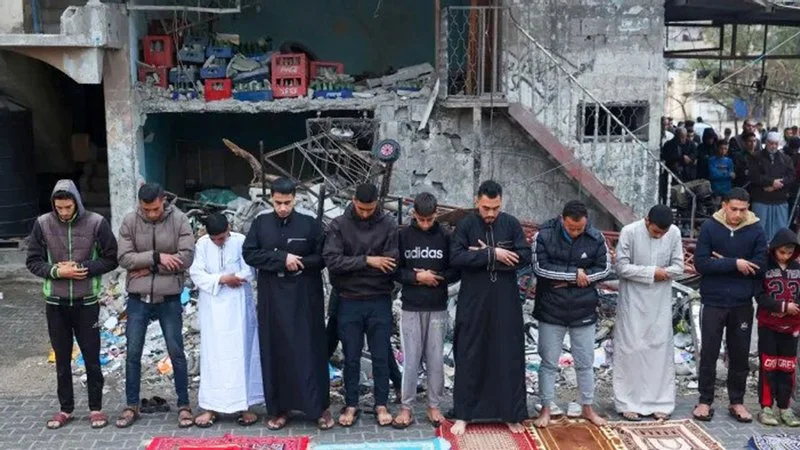 এইরকম 'খুশির ঈদ' আগে কখনও দেখেনি গাজাবাসী, বিধবস্ত মসজিদের সামনেই নামায আদায়