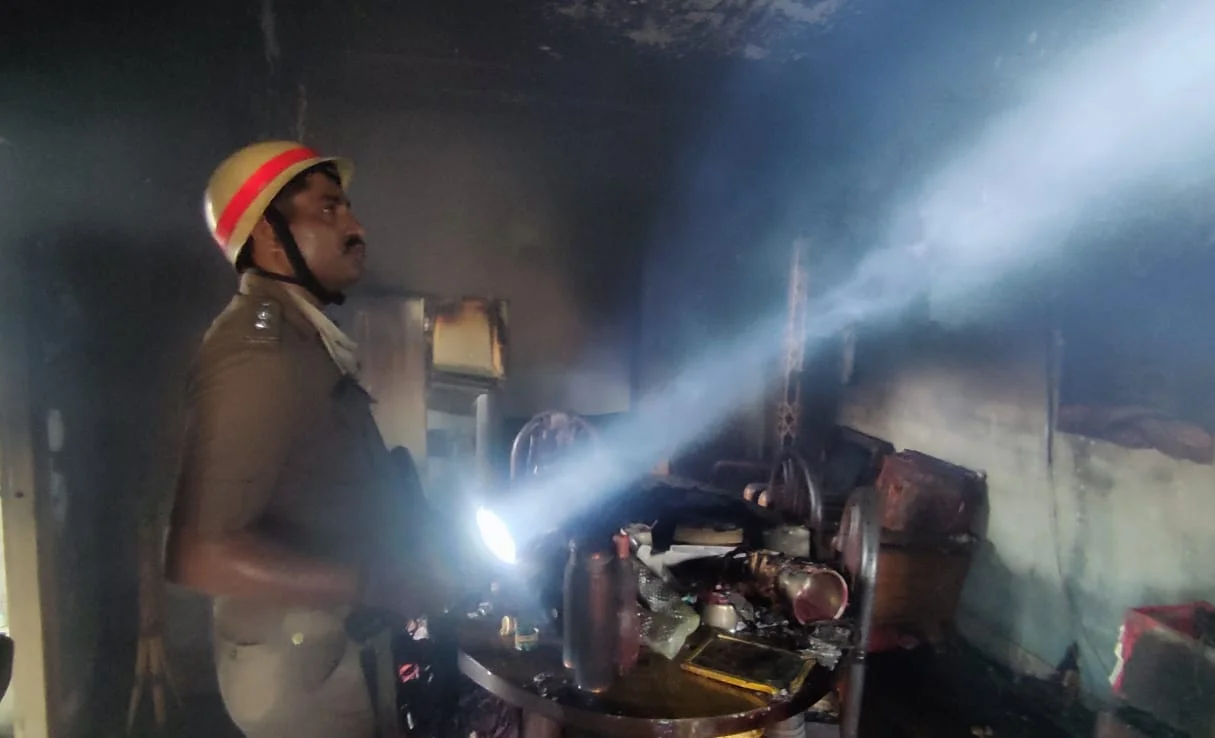 বাগুইআটির বহুতলে আগুন, অল্পের জন্যে রক্ষা পেল ১১টি পরিবার