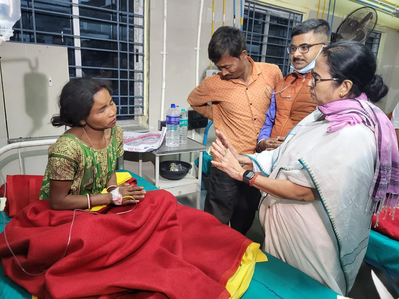 ঝড়ে বিপর্যস্ত জলপাইগুড়ি, পরিস্থিতি খতিয়ে দেখতে উত্তরবঙ্গে মমতা