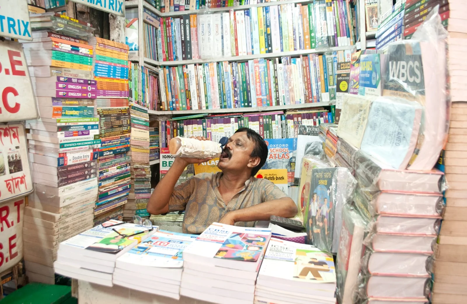 তীব্র দহনে অতিষ্ঠ রাজ্যবাসী, পথচারীদের পাশে কলকাতা পুলিশ