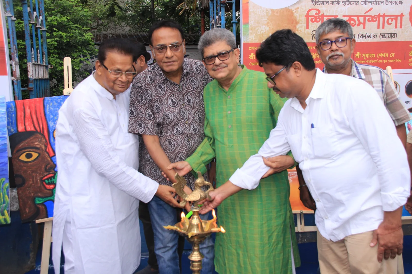 জীবনের ক্যানভাসে আবেগের রং
