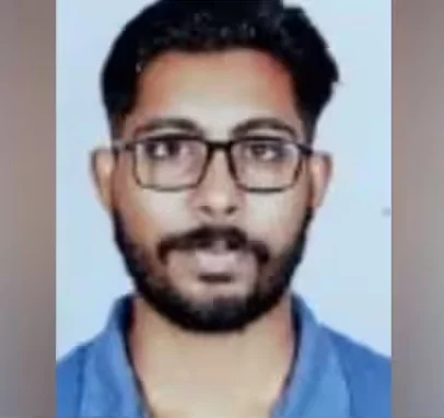 ২৯ ঘণ্টা র‍্যাগিং! কেরলে হস্টেলের শৌচালয় থেকে ঝুলন্ত দেহ উদ্ধার পশু চিকিৎসক পড়ুয়ার