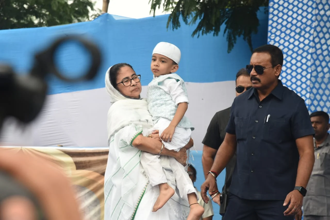 রেড রোডে ঈদের নামায,  ফুটে উঠল সম্প্রীতির চিহ্ন