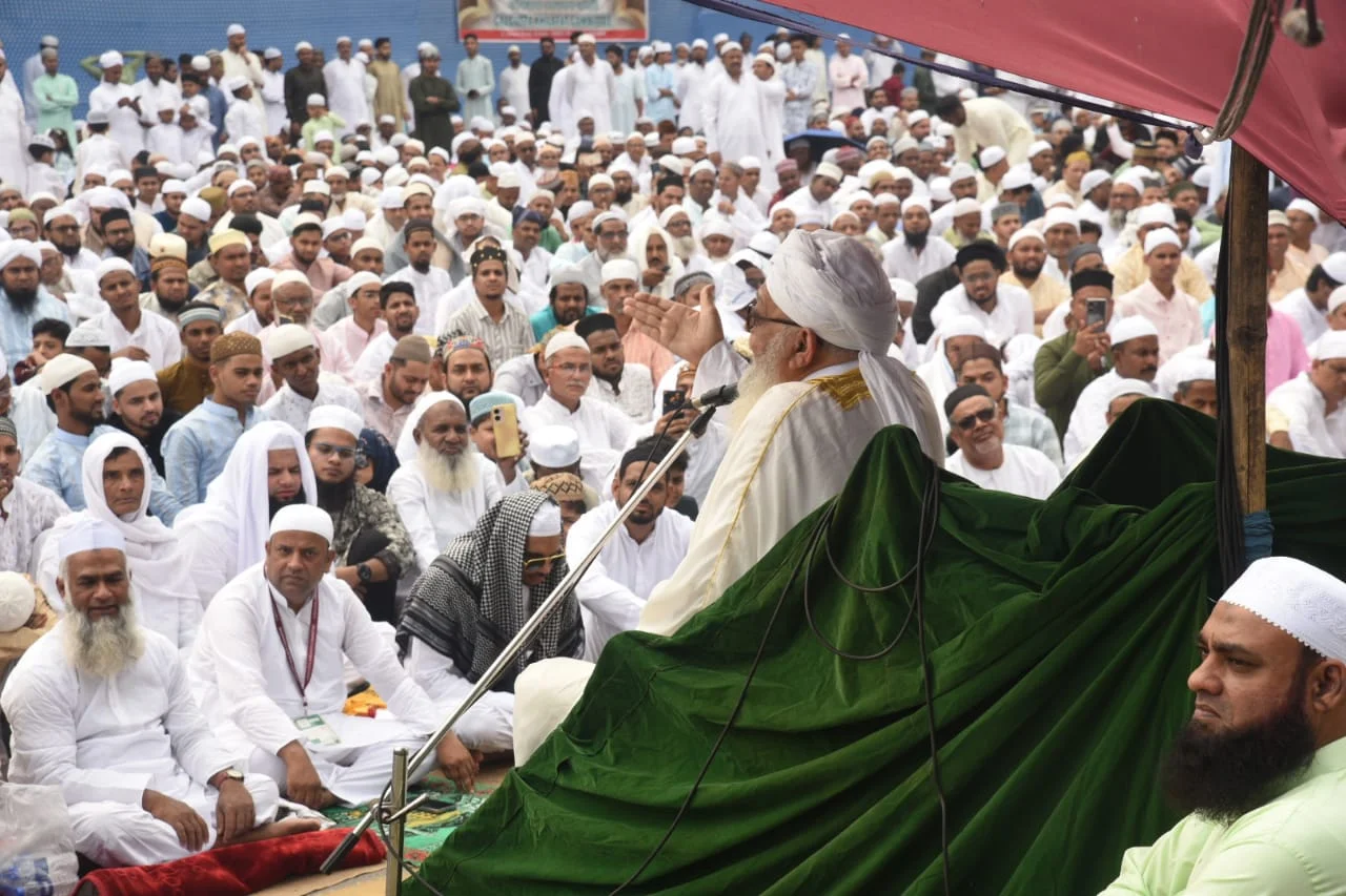 রেড রোডে ঈদের নামায,  ফুটে উঠল সম্প্রীতির চিহ্ন