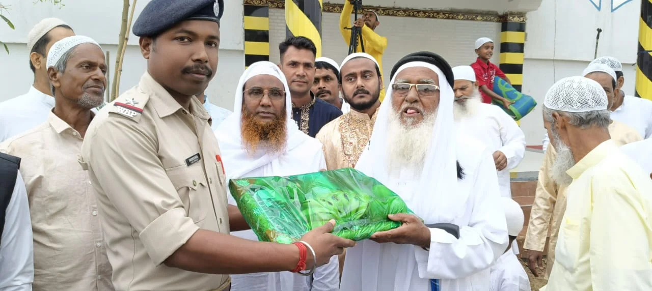 ঈদের শুভেচ্ছা উপহার পুলিশের তরফে