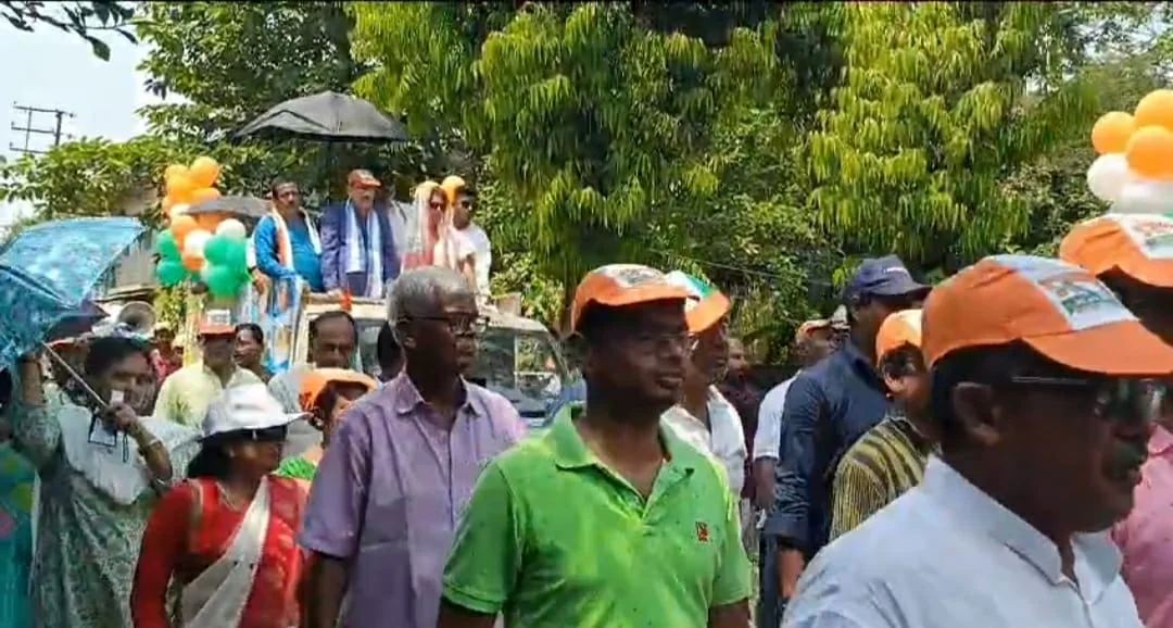 প্রখর রোদকে উপেক্ষা করে বারুইপুরে ভোটের প্রচারে তৃণমূল প্রার্থী সায়নী ঘোষ