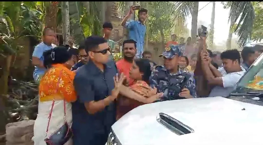 বসিরহাটের বিজেপি প্রার্থীর কুরুচিকর মন্তব্য ঘিরে ধুন্ধুমার, রেখা পাত্রের বিরুদ্ধে বিক্ষোভ এলাকার বাসিন্দাদের