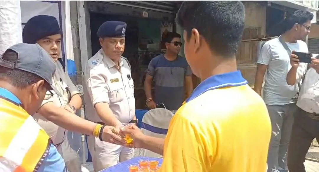 তীব্র গরমে সাধারণ মানুষের জন্য জলসত্রের ব্যবস্থা রায়দিঘী থানার পুলিশের