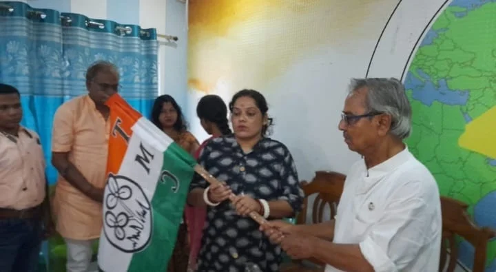 ভোটের মুখে বিজেপিতে ভাঙন, তৃণমূল কংগ্রেসে পঞ্চায়েত প্রধান ও এক সদস‍্য