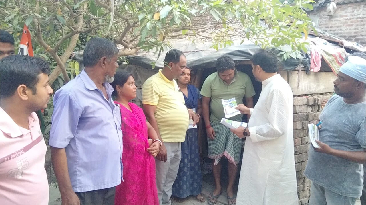 বাংলা আবাসের ঘরের অঙ্গীকার নিয়ে কামদুনির দুয়ারে দুয়ারে তৃণমূল