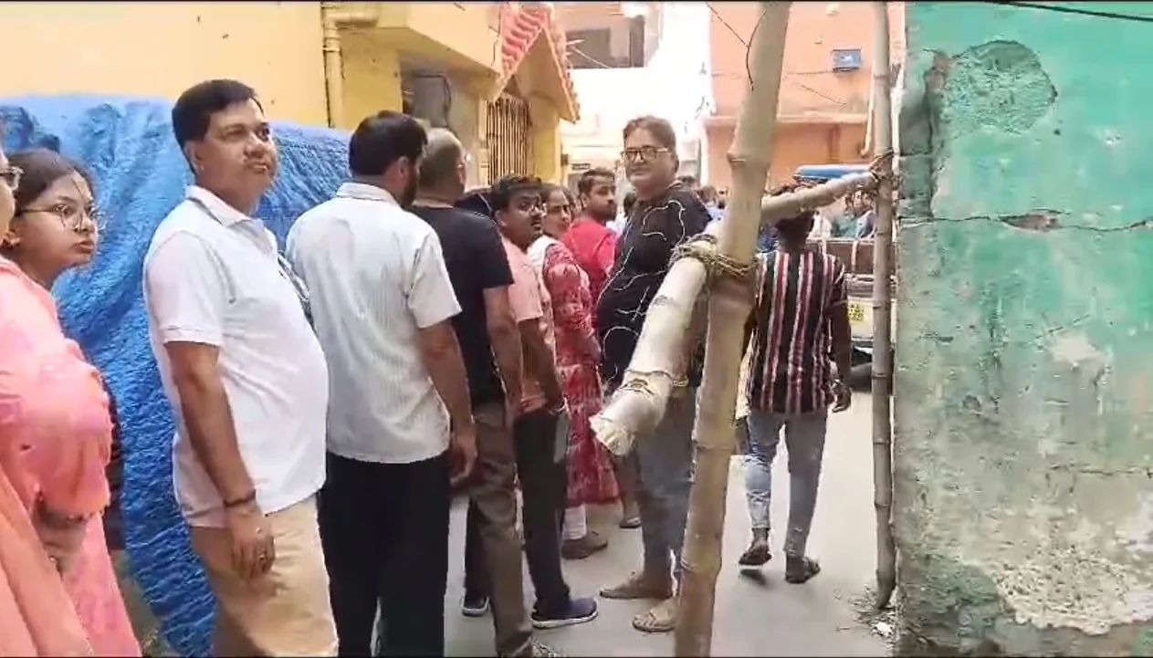 হাওড়া: উত্তেজনা বালি সহ লিলুয়াতে, ভোট দিলেন প্রসূন বন্দ্যোপাধ্যায়, রথীন চক্রবর্তী, মনোজ তিওয়ারি