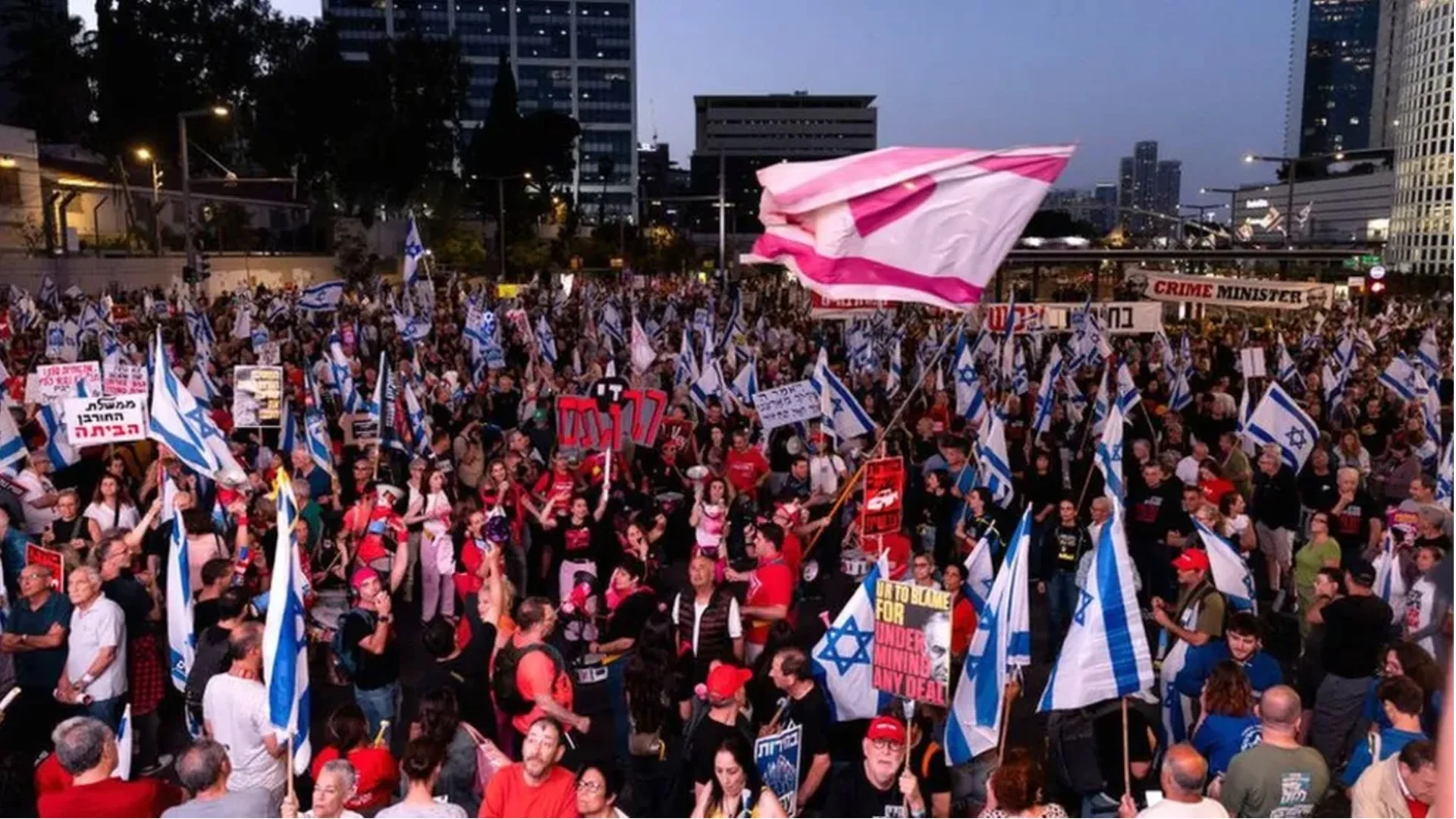 ইসরাইলে ব্যাপক বিক্ষোভ, চাপের মুখে নেতানিয়াহু