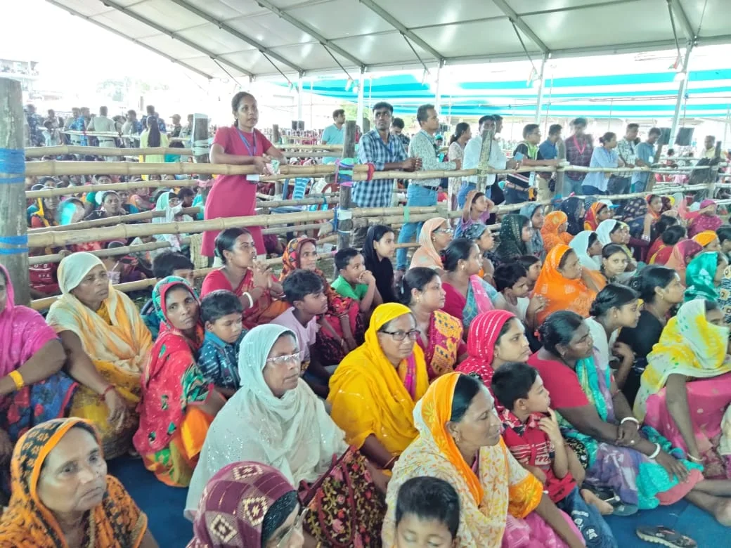 'দিদি টাকা পাচ্ছি', হাড়োয়াতে প্রচারচলাকালীন মুখ্যমন্ত্রীকে কাছে পেয়ে 'লক্ষ্মীর ভান্ডার' নিয়ে আবেগে ভাসলেন মহিলারা