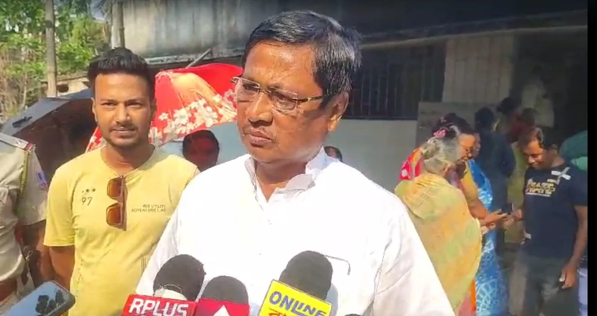 হাওড়া: উত্তেজনা বালি সহ লিলুয়াতে, ভোট দিলেন প্রসূন বন্দ্যোপাধ্যায়, রথীন চক্রবর্তী, মনোজ তিওয়ারি