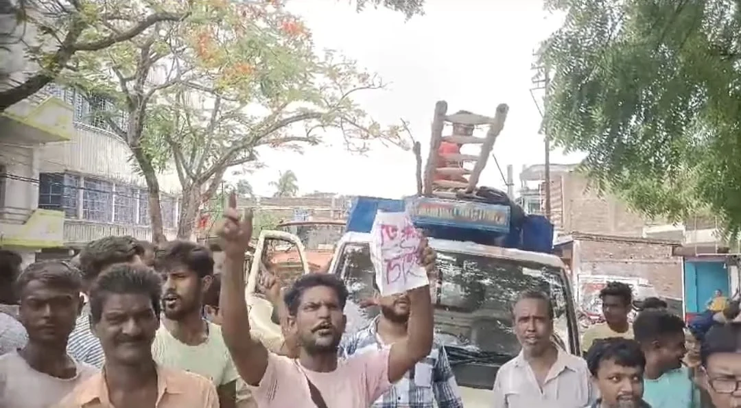 হিঙ্গলগঞ্জ: বিদ্যুৎ সচলের দাবীতে বিক্ষোভ, রাস্তা অবরোধ  গ্রামবাসীদের