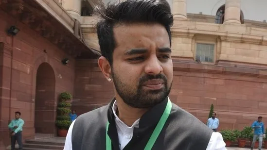 সেক্স স্ক্যান্ডেল:  দেবগৌড়ার নাতির বিরুদ্ধে লুকআউট নোটিশ জারি করল সিট