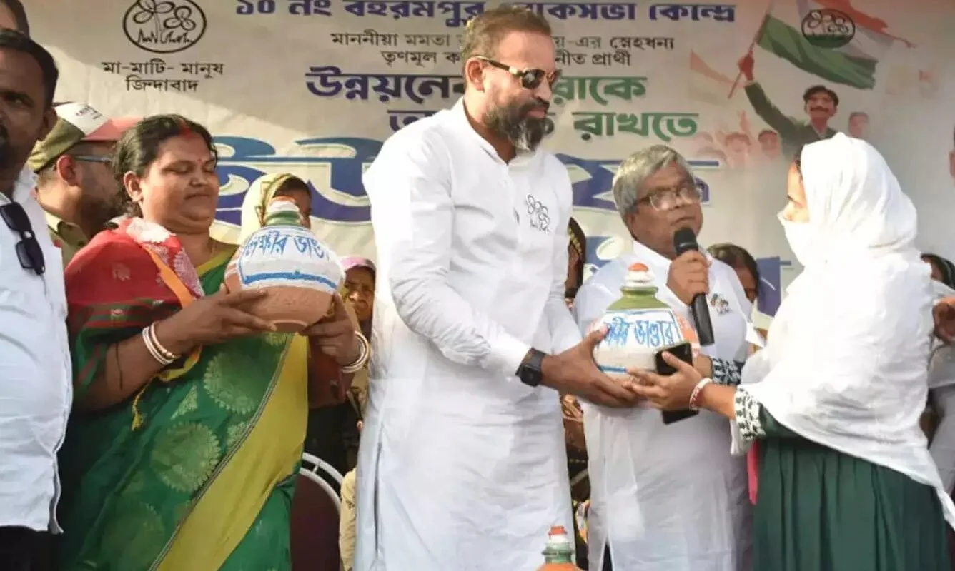 ইউসুফ'কে নিয়ে উত্তাল বহরমপুর কেন্দ্র, অভিষেককে জড়িয়ে ধরলেন পাঠান