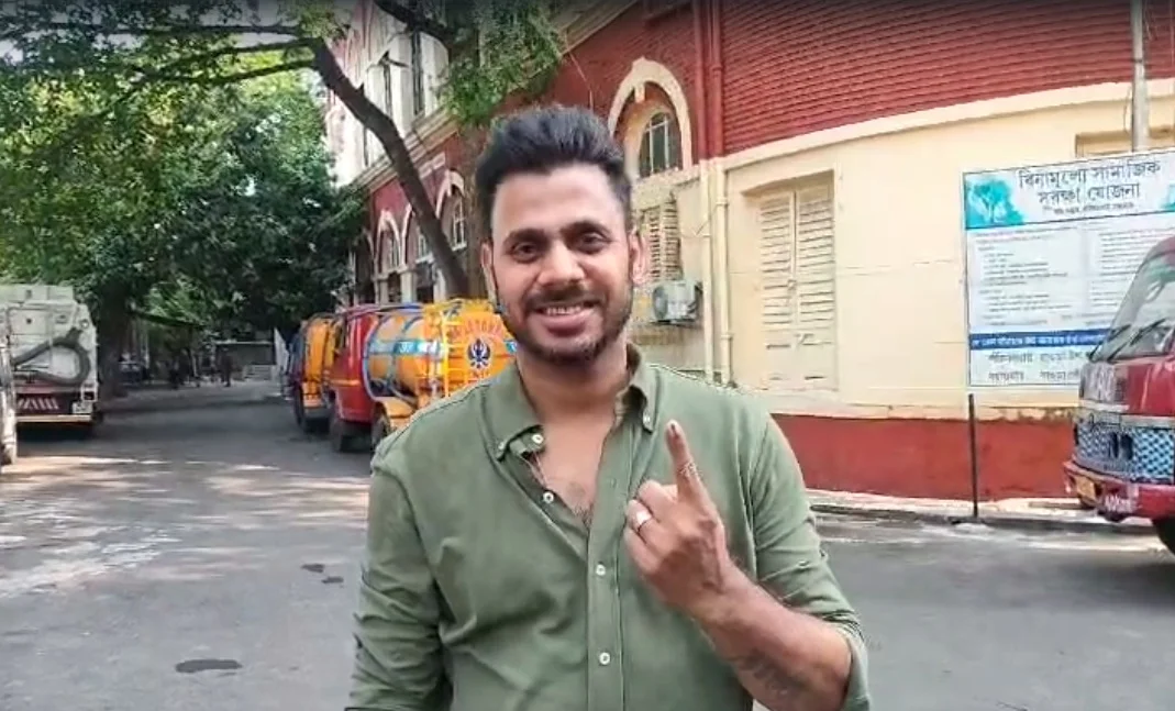 হাওড়া: উত্তেজনা বালি সহ লিলুয়াতে, ভোট দিলেন প্রসূন বন্দ্যোপাধ্যায়, রথীন চক্রবর্তী, মনোজ তিওয়ারি
