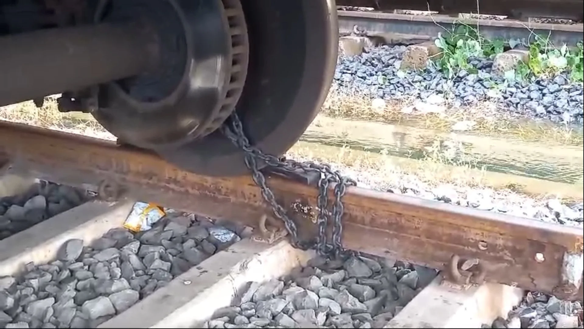 রেমাল সতর্কতা: হাওড়ার শালিমারে লোহার শিকল দিয়ে বাঁধা হলো ট্রেন