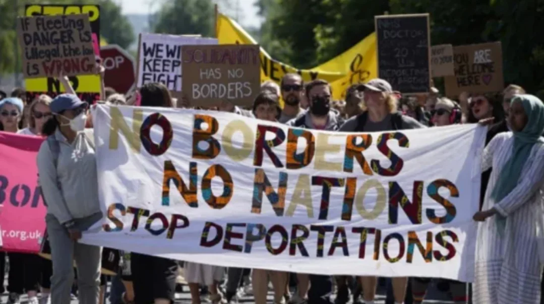 প্রায় ছয় হাজার অবৈধ অভিবাসীকে অন্যত্র পাঠাচ্ছে যুক্তরাজ্য, জায়গা দেবে রোয়ান্ডা