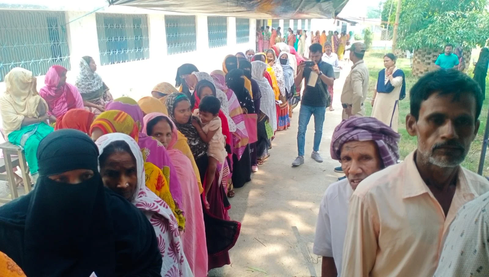 বিক্ষিপ্ত ঘটনা ছাড়া শান্তিপূর্ণভাবে ভোট বহরমপুরে