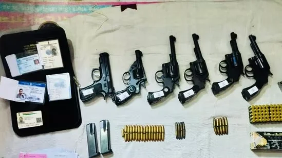 ভোটের আগেই কলকাতায় উদ্ধার অস্ত্র