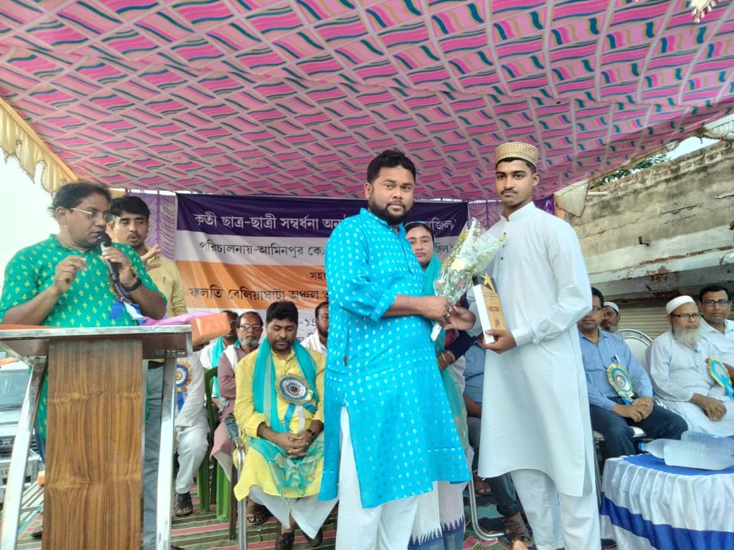 মাদ্রাসার কৃতী ছাত্র ছাত্রীদের সংবর্ধনা তৃণমূলের