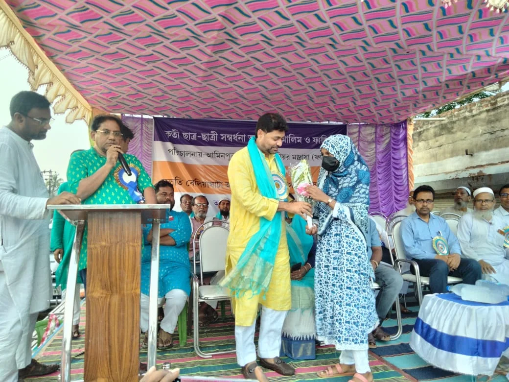 মাদ্রাসার কৃতী ছাত্র ছাত্রীদের সংবর্ধনা তৃণমূলের